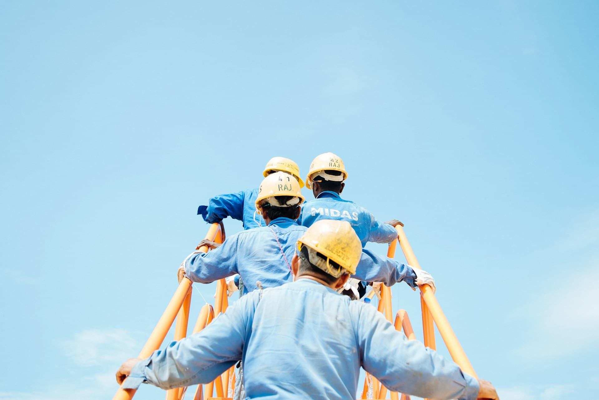 Foto in arrivo — il team al lavoro